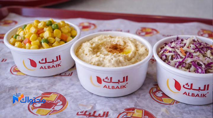 سلطات البيك المتنوعة على الطاولة، بما فيها سلطة ذرة وحمص وملفوف